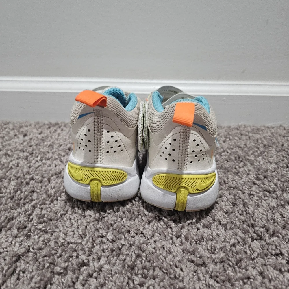 Nike Youth Team Hustle Low Pale Ivory Action Green Shoes